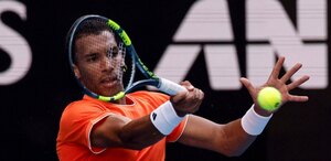 El tenista canadiense Felix Auger-Aliassime se retiró en primera ronda del Abierto de Australia cuando perdía ante el portugués Nuno Borges.