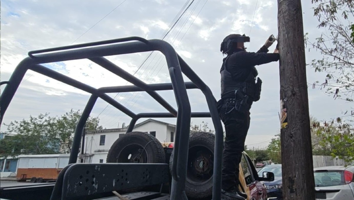 Guardia Estatal retira dos cámaras ilegales en postes de Matamoros