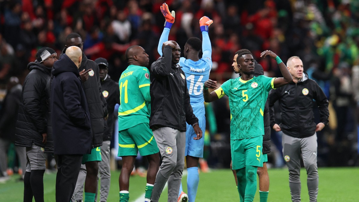 Jugadores de Senegal abandonan el campo por polémica arbitral en la final Copa Africana de Naciones (Reuters)