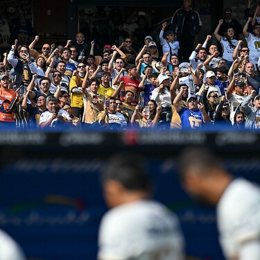 Elementos de SSC removieron a un aficionado de Pumas de las afueras del Estadio Olímpico Universitario, luego de que despojaron bebidas alcoholicas a La Rebel