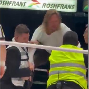 Aficionado se sube al ring e intenta lanzarse desde la tercera cuerda en la Arena México.