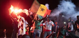 Aficionados de Senegal en festejo tras campeonato de la Copa Africana de Naciones