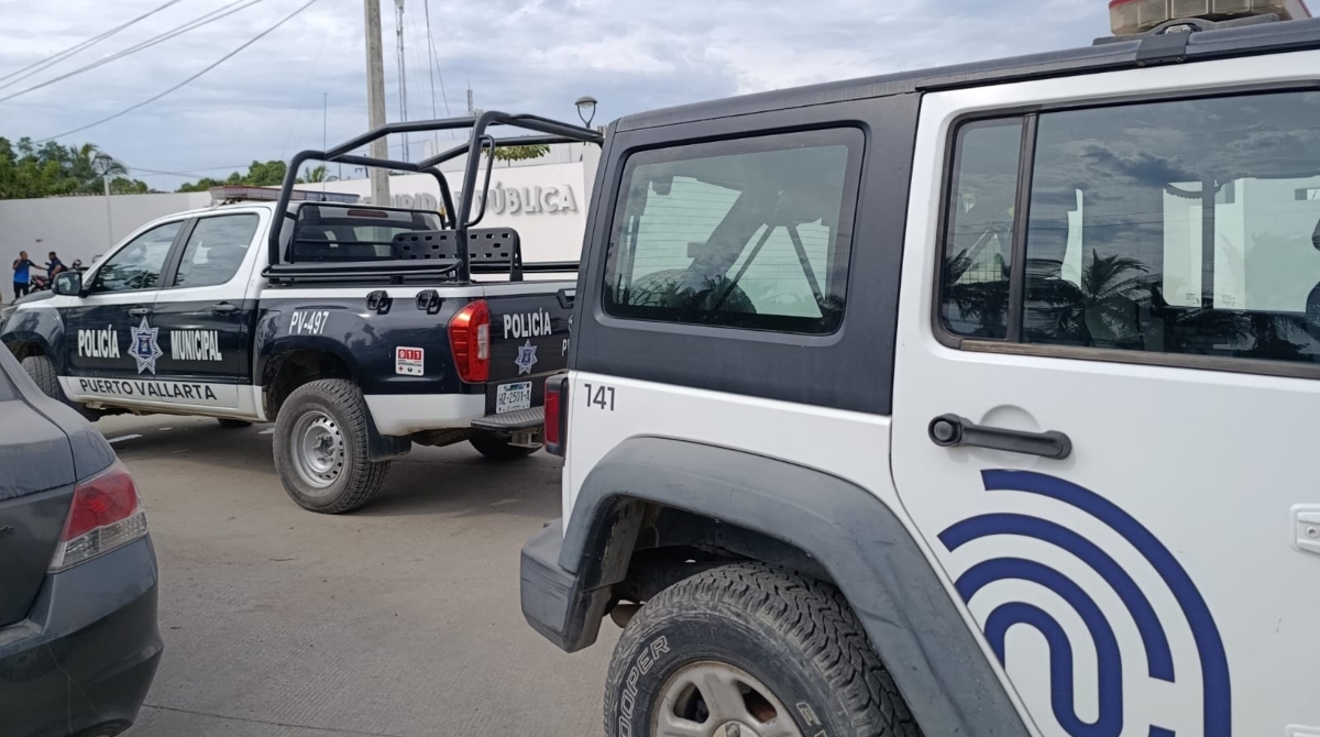 Autoridades estatales arribaron hasta la comisaría de Puerto Vallarta para realizar un cateo a las oficinas (Foto: Cortesía)
