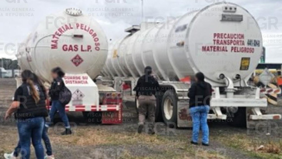 Autoridades resguardaron cuatro semirremolques tipo cisterna de dos ejes traseros cada uno en la Isla, Veracruz. | Foto: Especial