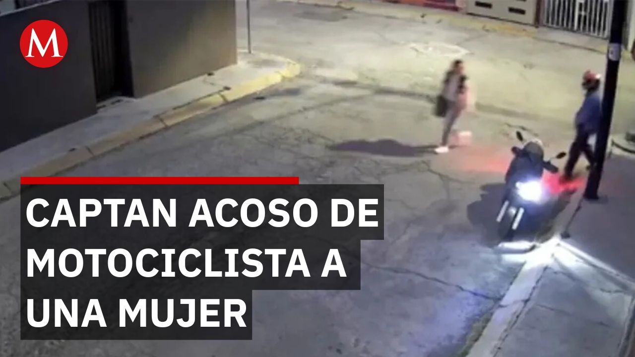Cámaras captan acoso de motociclista contra mujer en plena calle