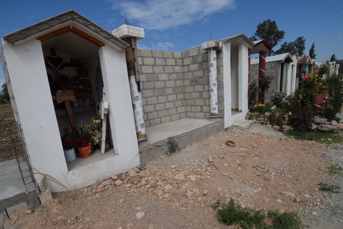 Capillas improvisadas permanecen en el sitio donde ocurrió la explosión por una fuga clandestina de combustible en Tlahuelilpan. (Francisco Villeda)