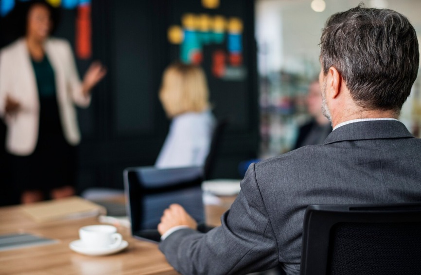 Tres de cada diez directores generales a nivel global confían en que los ingresos de sus compañías crecerán. Foto: Freepik