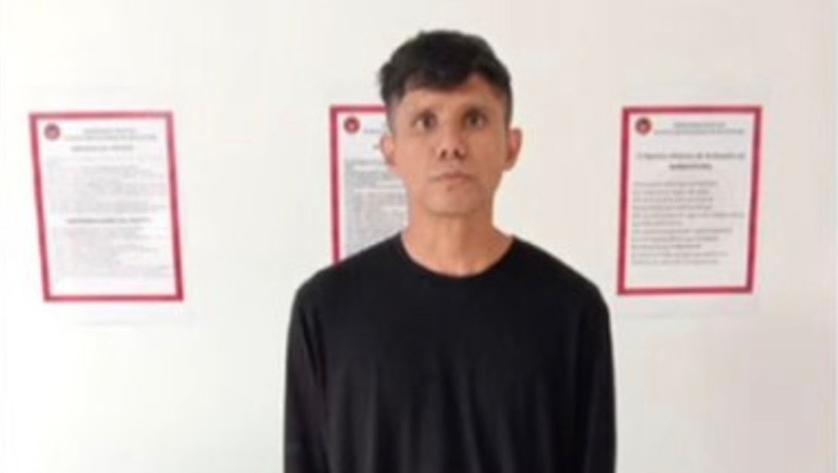 La Guardia Nacional entregó a la policía de Apodaca  a Leonardo Ariel por alterar el orden en el Aeropuerto. Foto: Especial