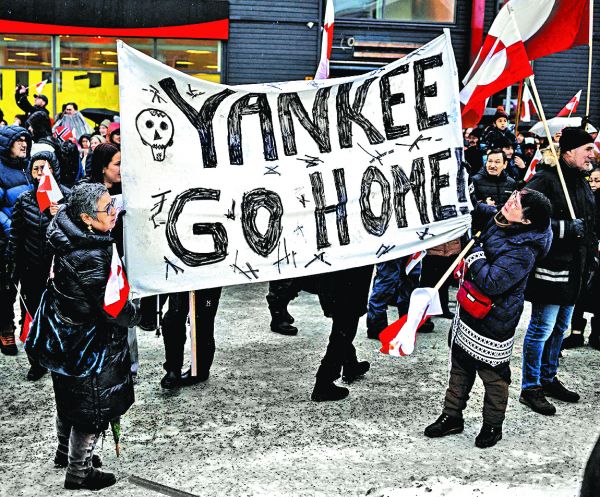 Miles abarrotaron las calles de la capital, Nuuk, ondeando banderas y portando carteles con los que exigen la “salida de los yankees”. Reuters
