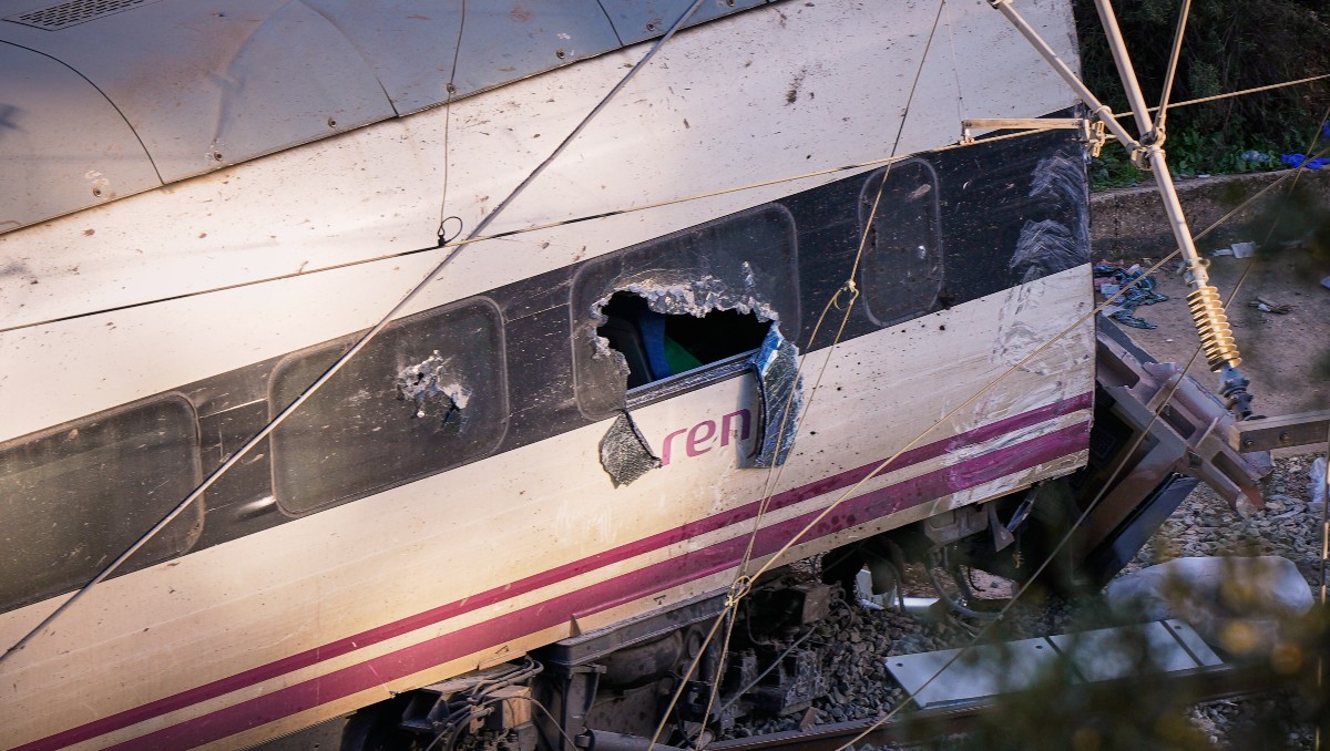 La niña contó que salio por una ventana, luego del choque del tren de la compañía Renfe en el que viajaba. | Foto: AP