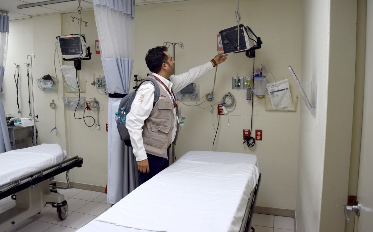 Personal de salud verifica las condiciones y el equipamiento de un área médica durante una inspección sanitaria.