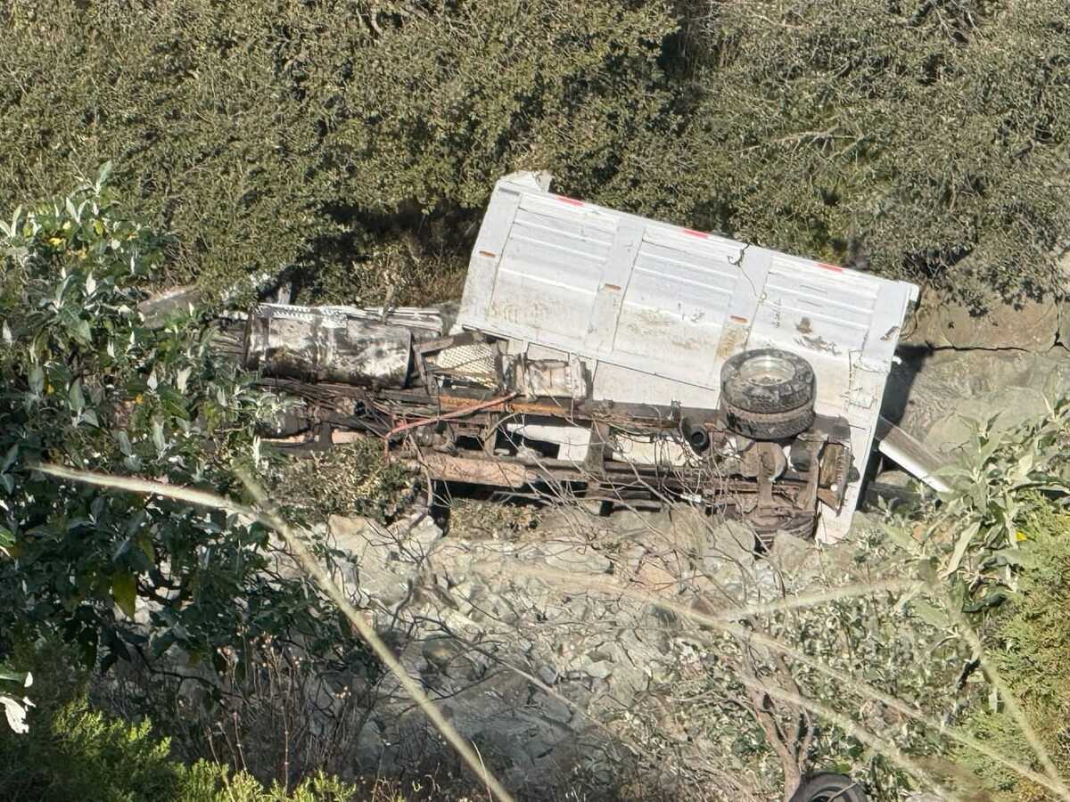 Dos personas sobreviven tras caer camión a barranco en Hidalgo