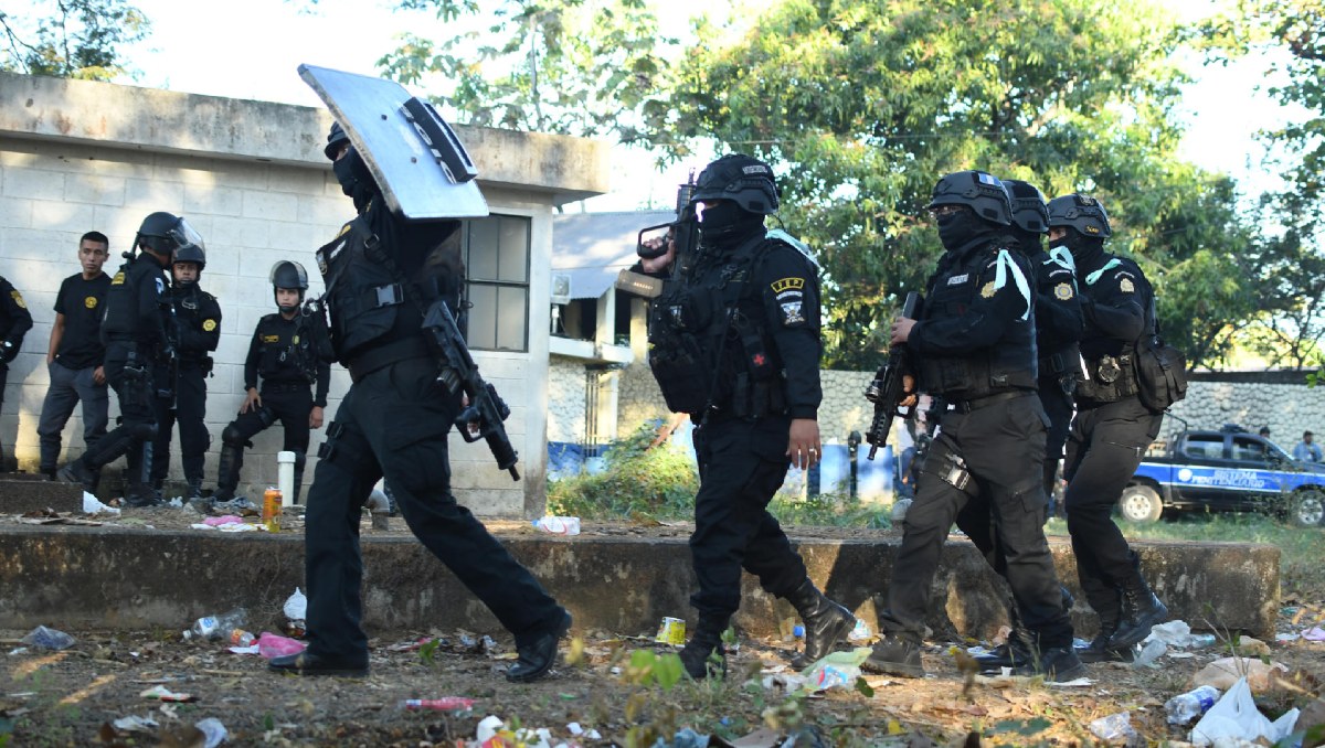 La Policía Nacional y el Ejército desplegaron un operativo para retomar el control de las prisiones | EFE