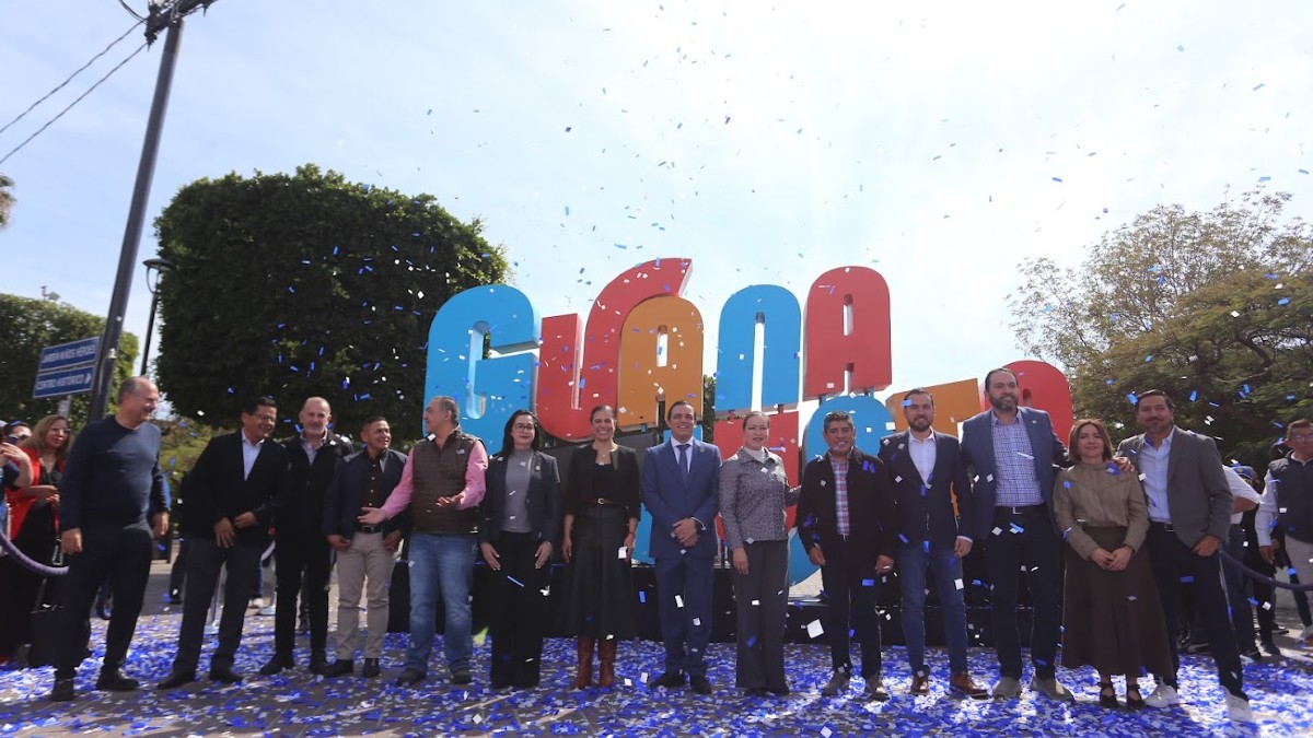 Presentan nueva marca turística de Guanajuato en el Arco de la Calzada de León.