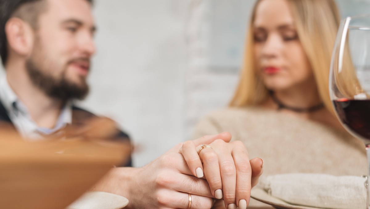 En las relaciones longevas, el romance se vuelve parte de las cualidades que construyen un vínculo sano| Freepik