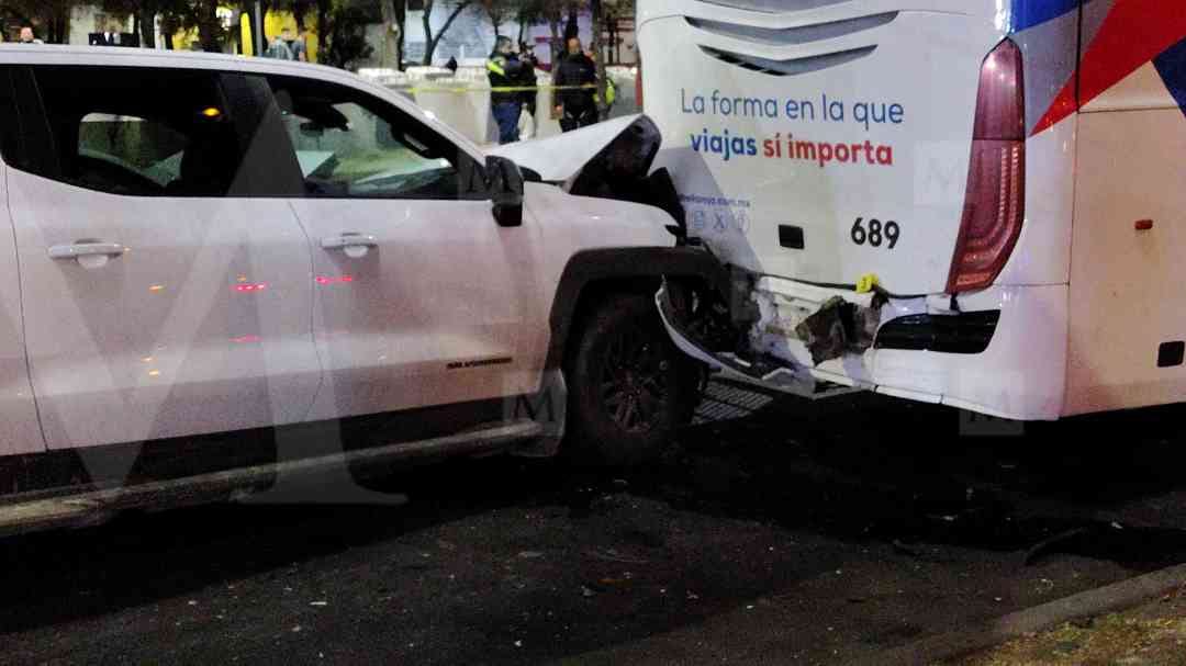 De acuerdo con los primeros reportes, el conductor de un vehículo se sintió mal y perdió el control del volante