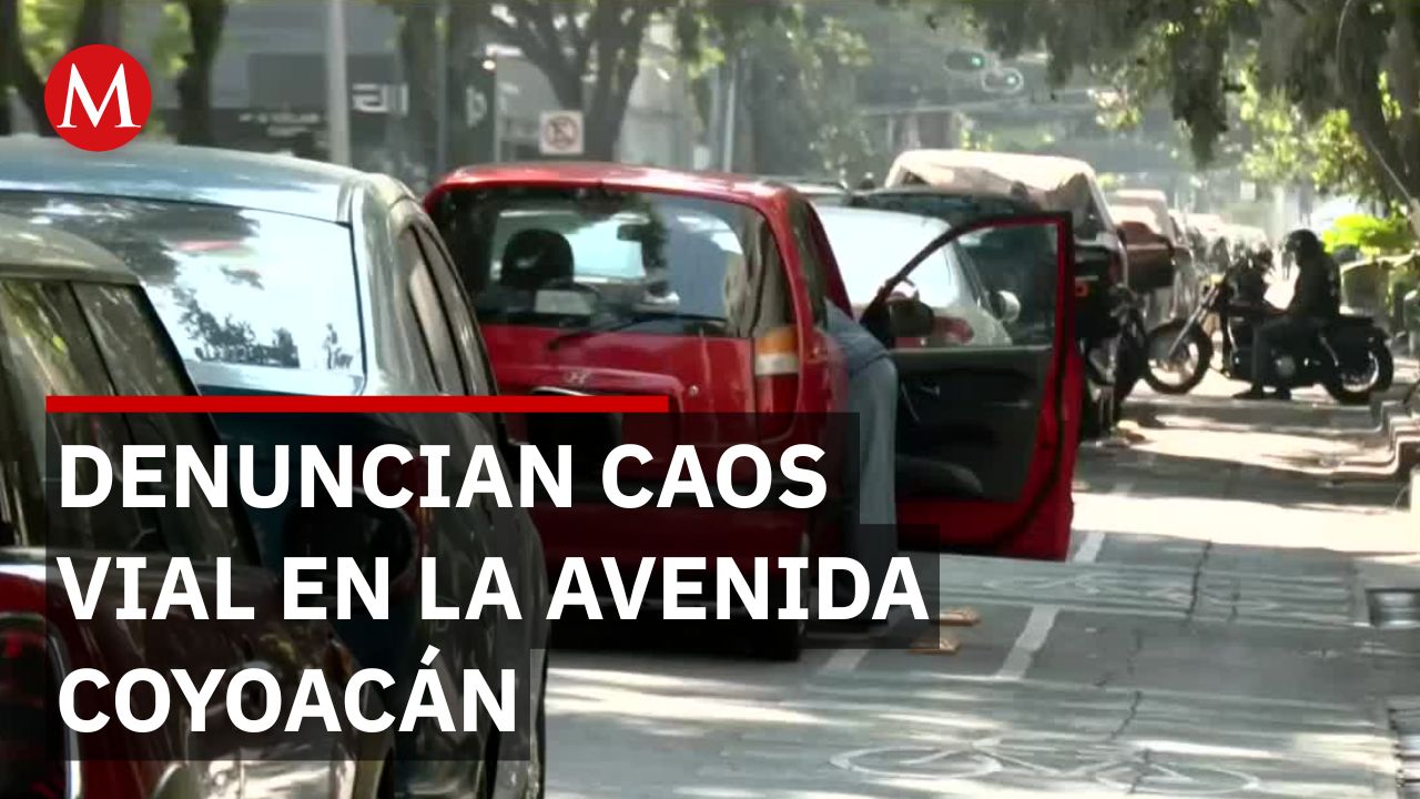 Vecinos denuncian caos por patrullas y autos mal estacionados en la Avenida Coyoacán