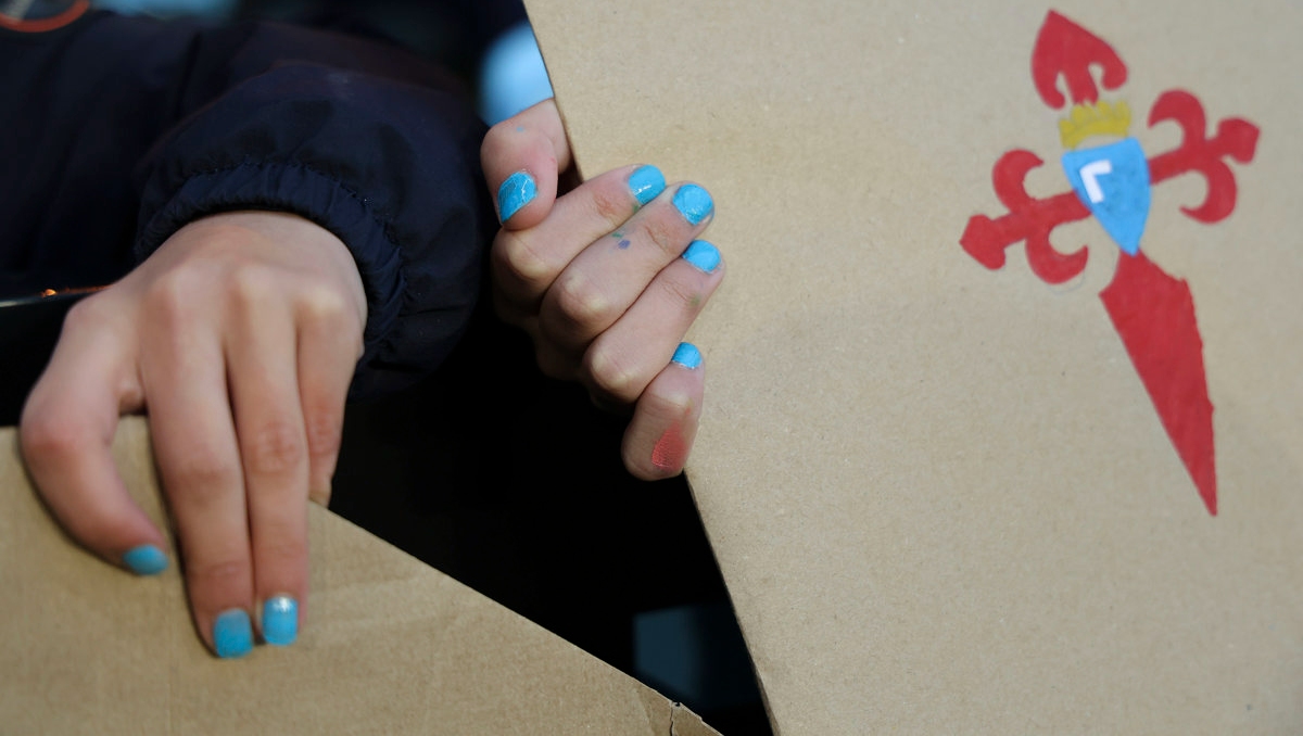 Aficionados del Celta de Vigo se pintan las uñas en apoyo a Borja Iglesias