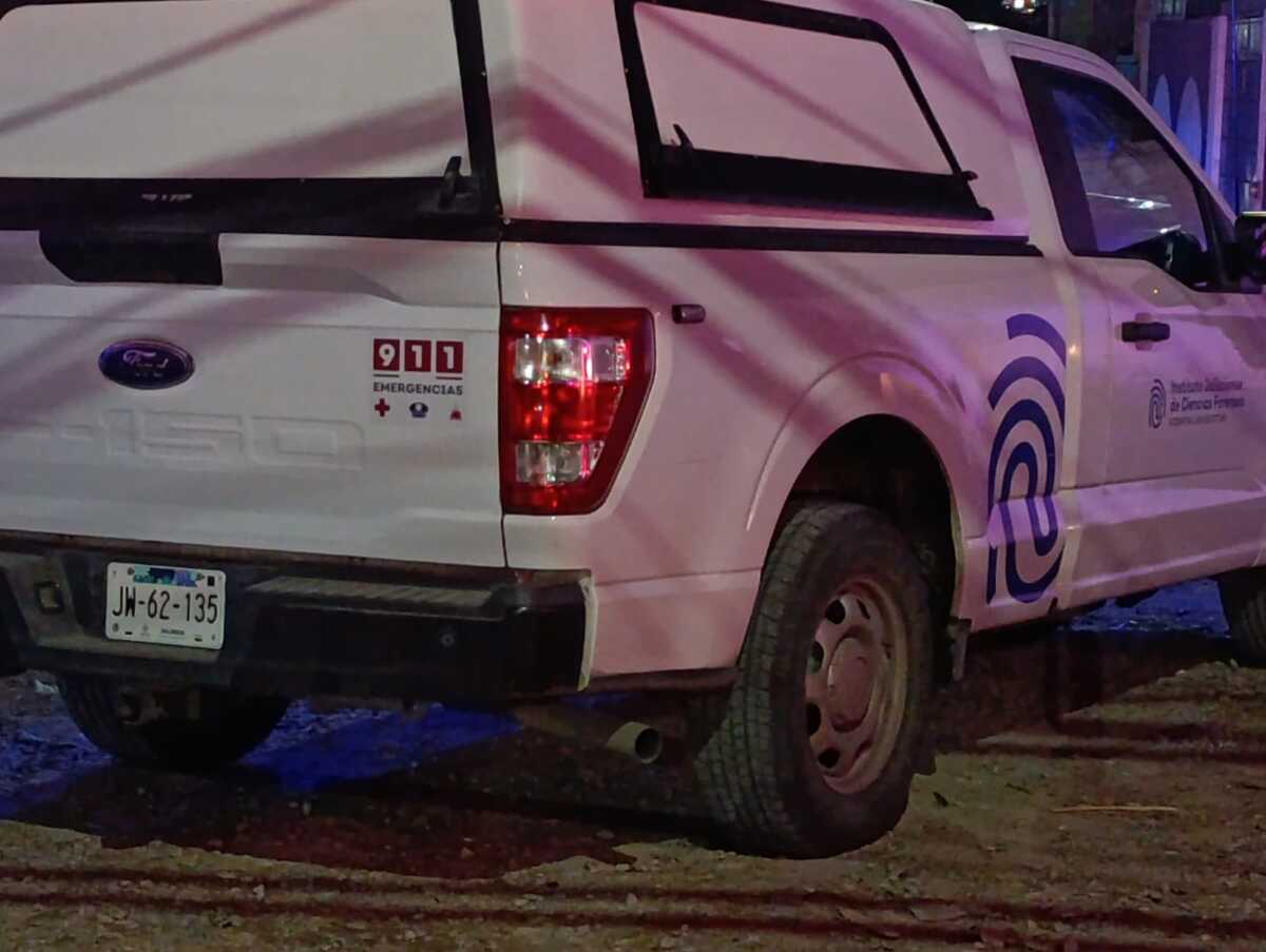 Fueron camilleros del Servicio Médico Forense (SEMEFO) los encargados de levantar el cuerpo. (Vicente Torres)