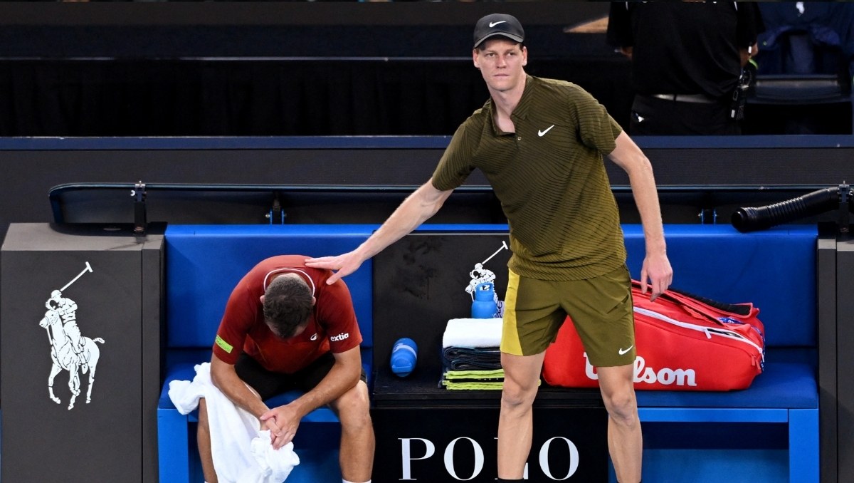 Jannik Sinner avanza a segunda ronda en Australia tras el abandono de Gaston (Reuters)