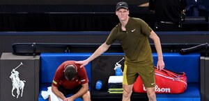 El número dos del mundo, Jannik Sinner, se clasificó a la segunda ronda del Abierto de Australia tras el retiro del francés Hugo Gaston