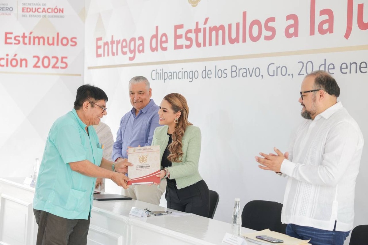Evelyn Salgado entrega estímulos a la jubilación a 878 trabajadores de la educación de Guerrero