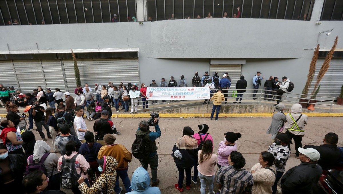 Manifestantes de organizaciones pro Zelaya “clausuran” Comisión Nacional Electoral. | Foto: Ariel Ojeda.