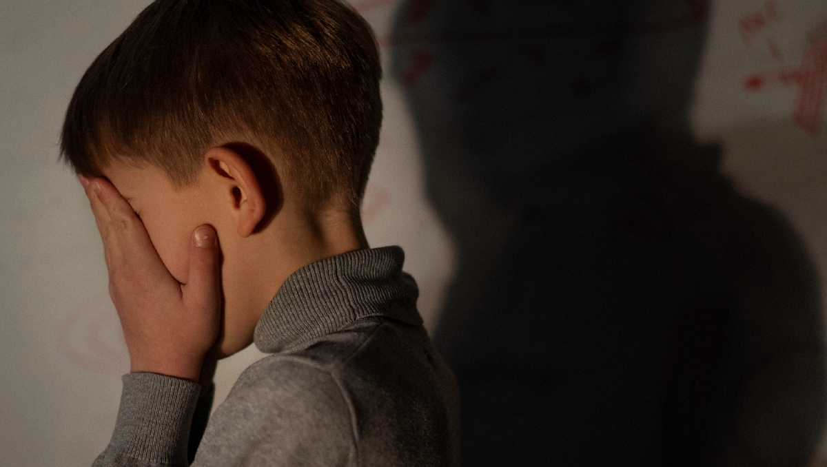 El menor fue retenido en casa de su amigo, quien lo torturó físicamente por cerca de cuatro horas. | Freepik