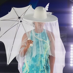 Naomi Osaka deslumbra con gran entrada y destacado estilo en el Abierto de Australia.