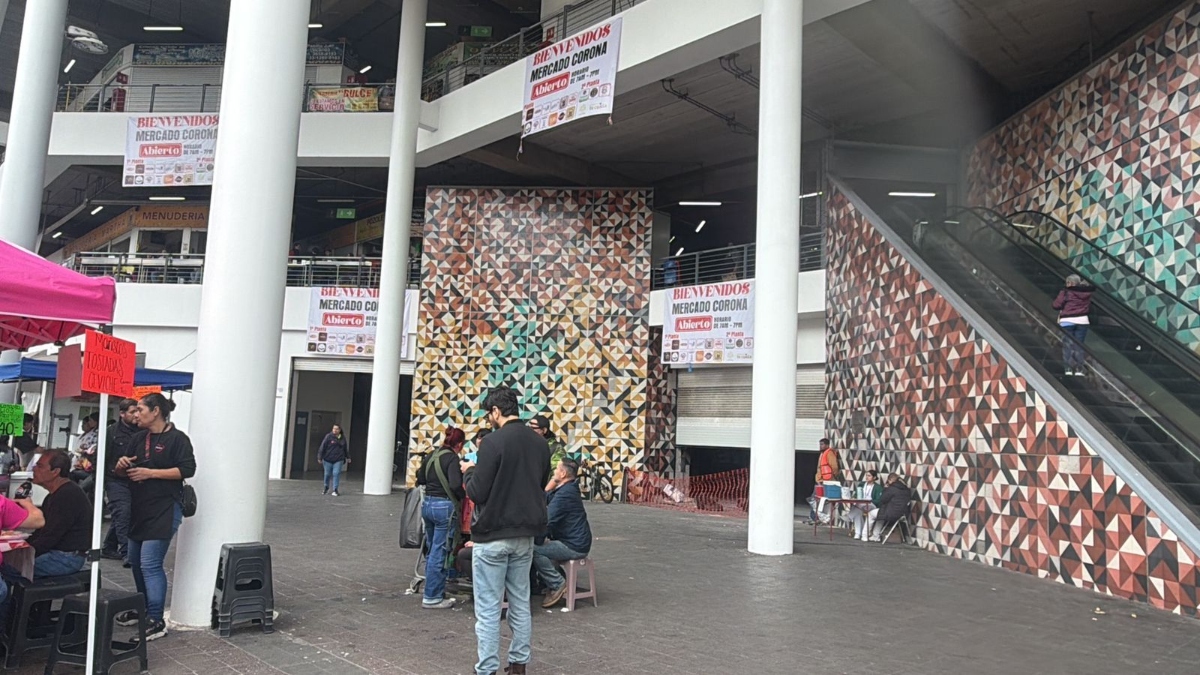 Obras Públicas de Guadalajara trabaja en el mantenimiento del Mercado Corona (Foto: Roberto Hurtado)