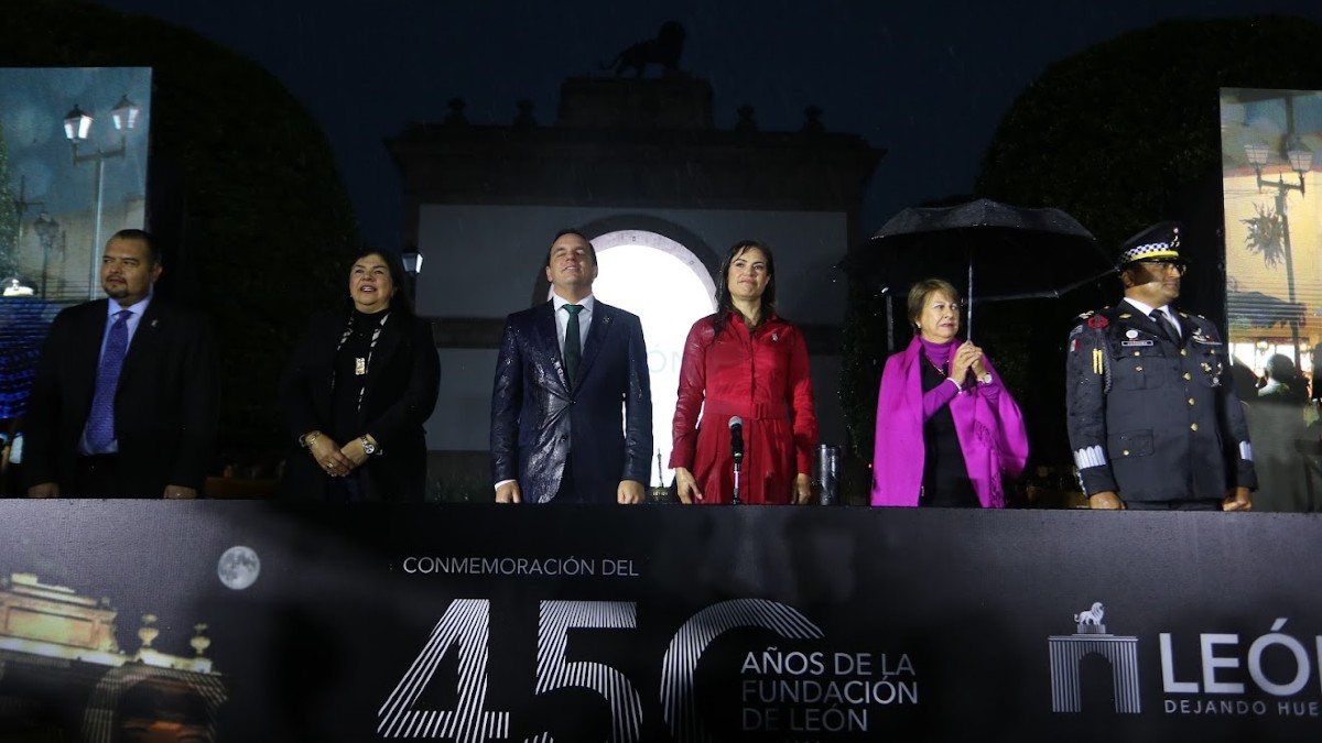 Pese a la llovizna, el acto protocolario se desarrolló conforme al orden del día |  Juan Carlos Romero.