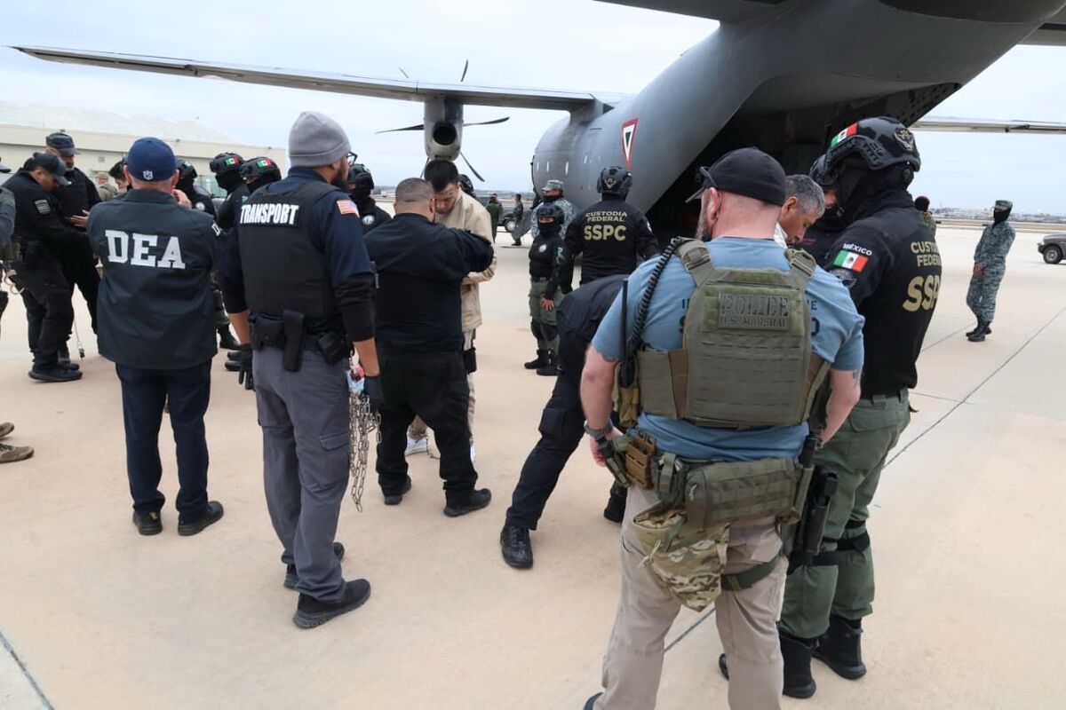 Los 37 presos arrestados por las Fuerzas Armadas de Estados Unidos tras su llegada al país. | Especial