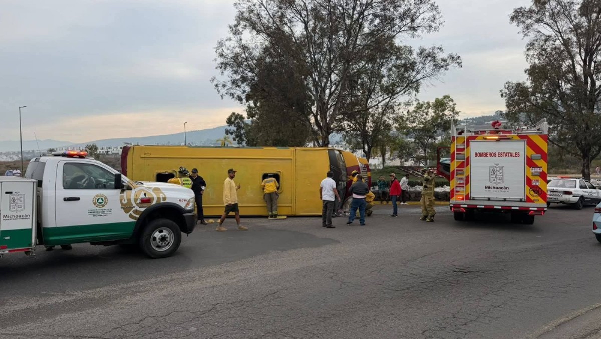 Volcadura de camión deja 10 heridos en Morelia, Michoacán | Especial