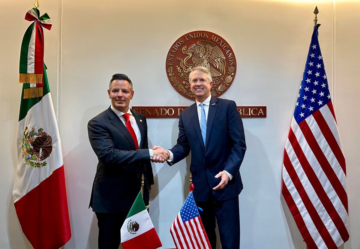 Alejandro Murat se reúne con senador de EU para fortalecer la cooperación bilateral