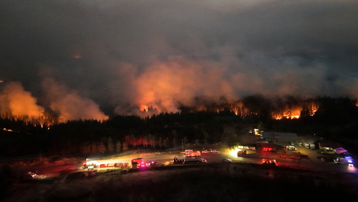Suman 21 muertos por incendios forestales en Chile; México envía 145 elementos de apoyo
