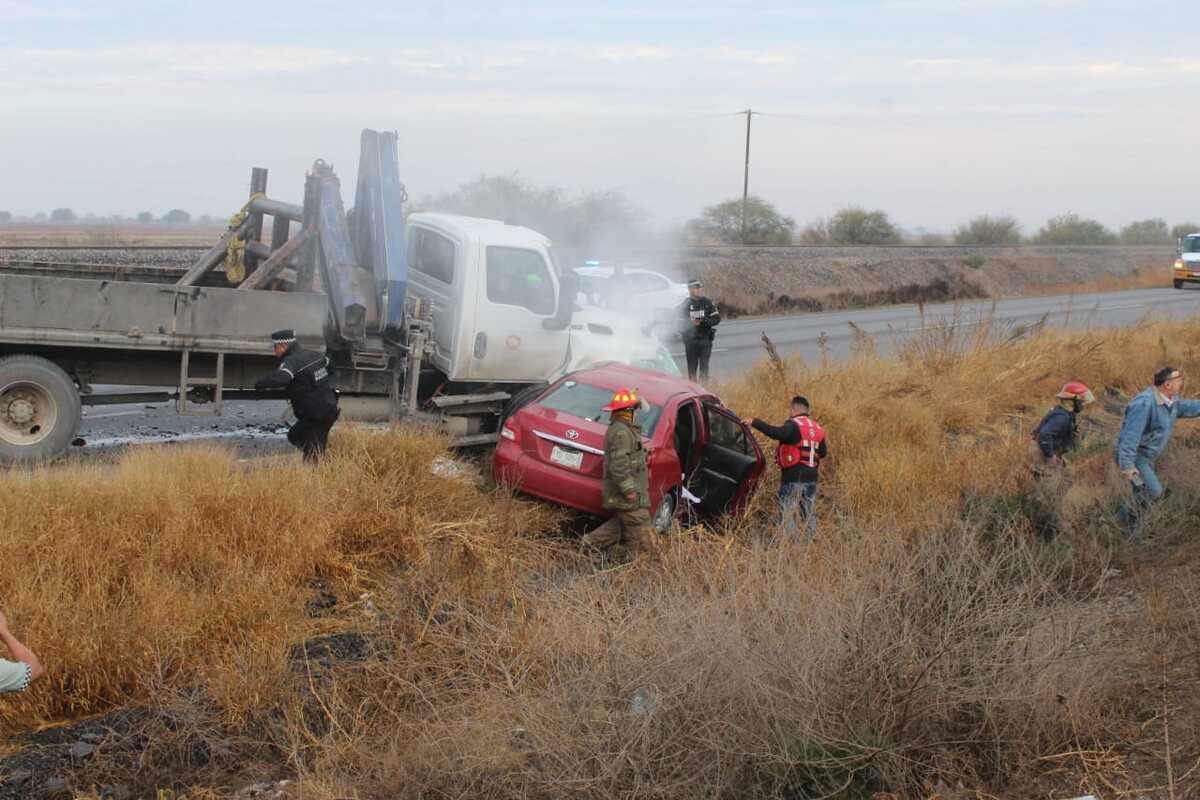 Choque en carretera Gómez Palacio-Jiménez a la altura del entronque al ejido Martha . | Especial