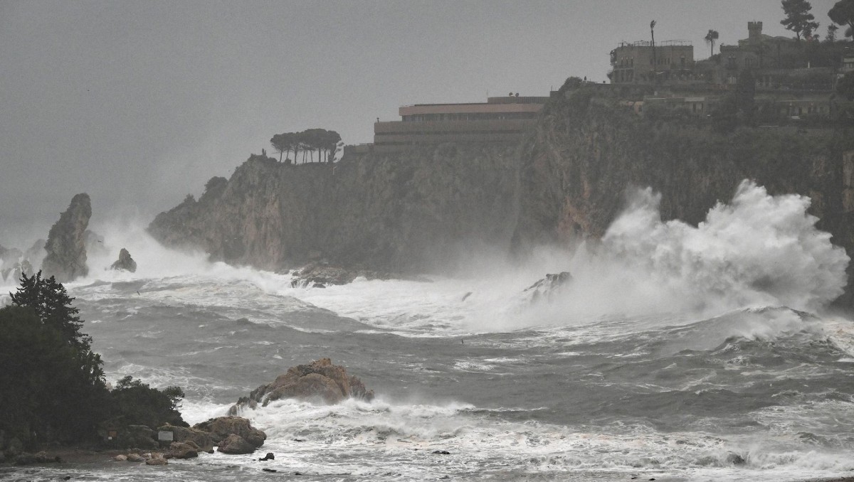 El ciclón mediterráneo Harry azota el sur de Italia con lluvias torrenciales. | EFE