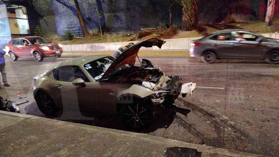 Motociclistas disparan al conductor de un vehículo deportivo sobre Río Churubusco, Coyoacán