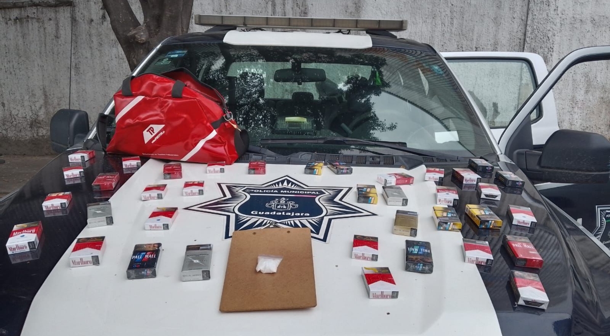 El detenido tenía en posesión presunta droga y cerca de 40 cajetillas de cigarros (Foto: Cortesía)