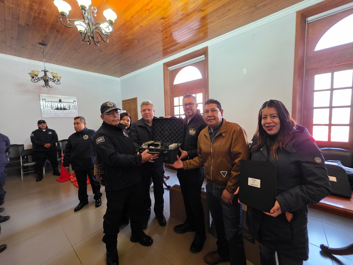 Entrega de equipamiento a la Dirección de Seguridad Pública y Tránsito Municipal. (Cortesía)