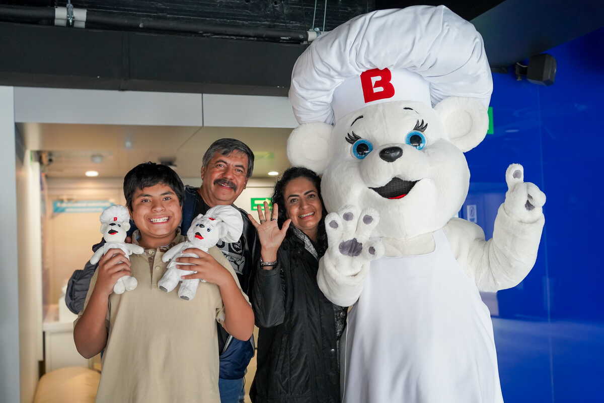 La familia Ríos Arreola viajó desde Zapopan para convertirse en los primeros visitantes del museo. (Leslie Cruz)