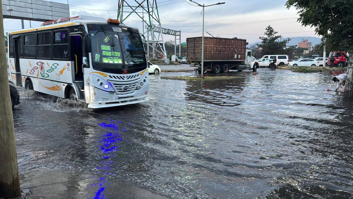 La fuga de agua se registra en Adolfo López Mateos (R-1) y Río de los Remedios. Foto: (Juan Camacho)