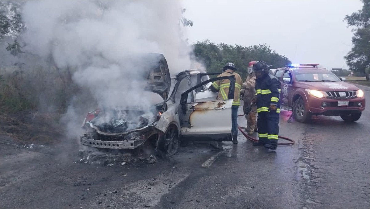 Incendio de camioneta en carretera Tampico-Mante. (Mario Juárez)