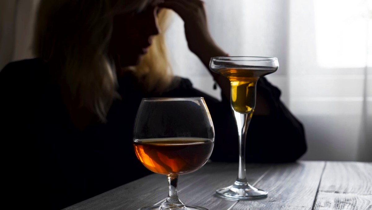 Mujeres presentan mayor riesgo de alcoholismo y daños en la salud | Especial