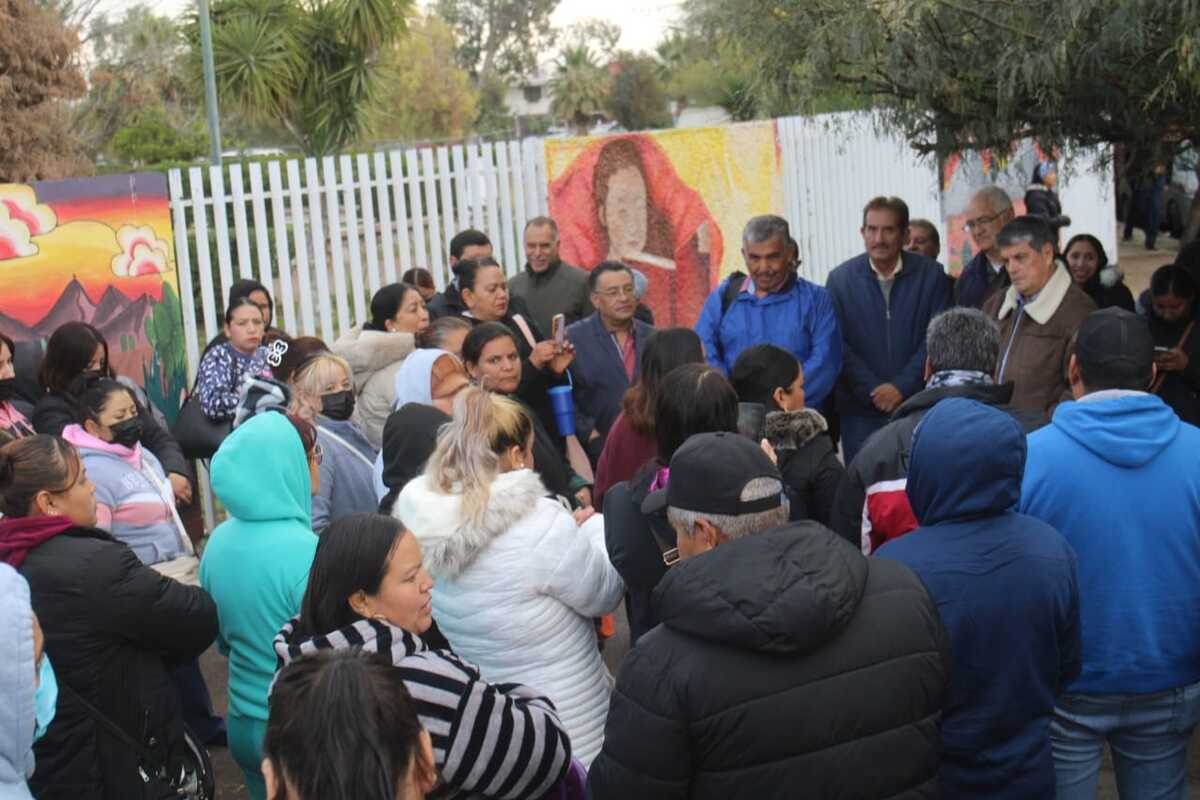 Padres de familia de la Escuela Primaria Rural “Benito Juárez” se manifestaron. | Rolando Riestra