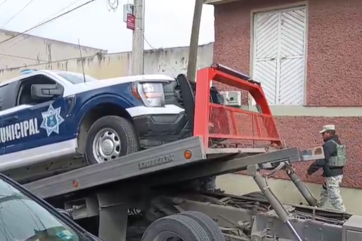 Patrulla municipal de Tula asegurada por portar placas de vehículo particular.