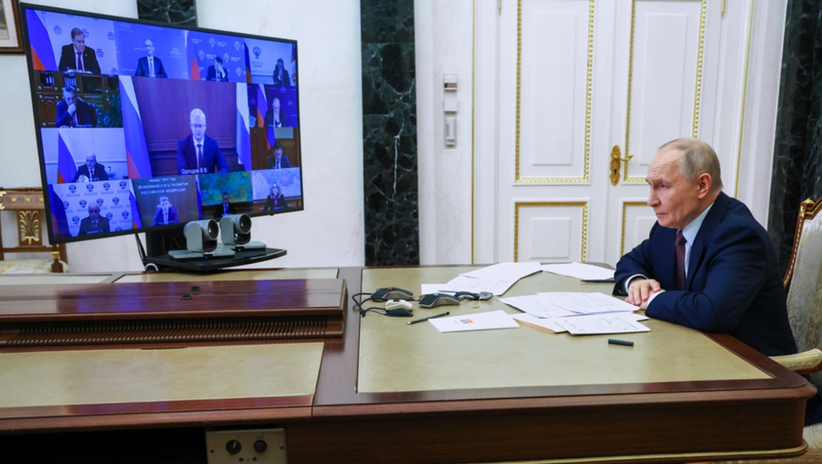 El presidente ruso Vladímir Putin en una reunión de gabinete por videollamada en Moscú. | AP