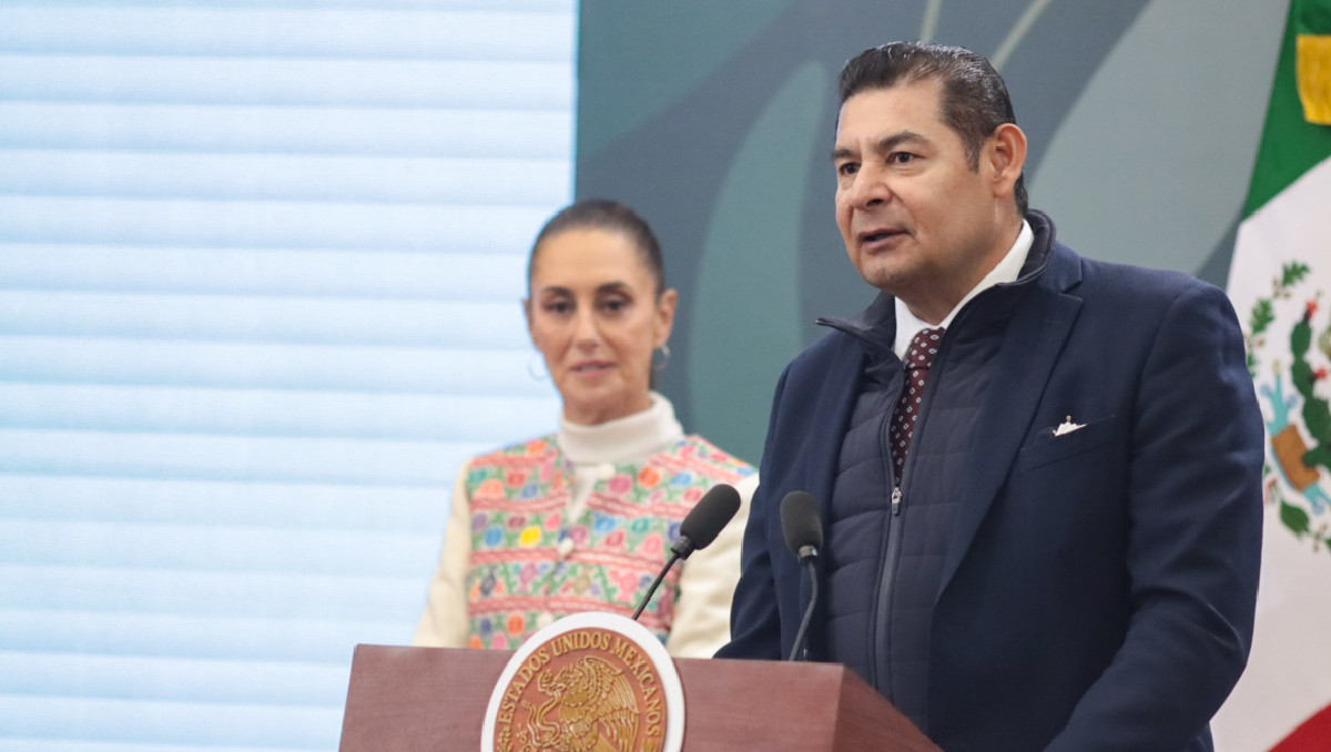 Alejandro Armenta, gobernador de Puebla, en la 'Mañanera del Pueblo' de Claudia Sheinbaum | Agencia Es Imagen