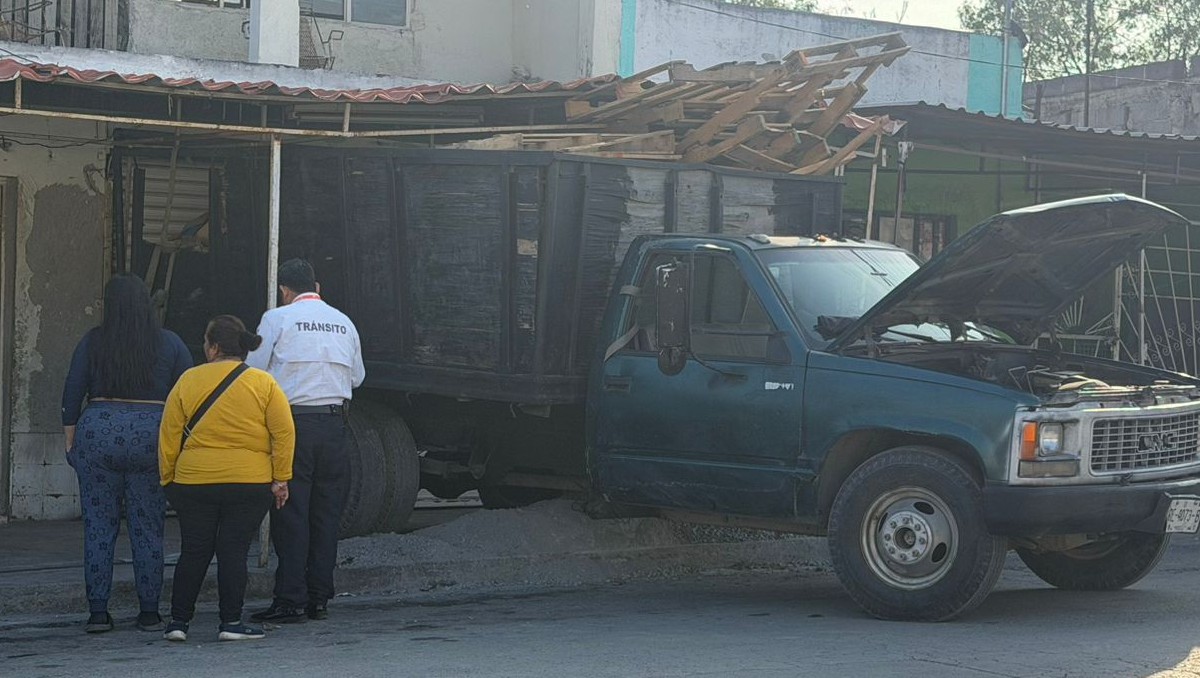 El camión antiguo de 3 y media toneladas chocó contra la fachada de una casa. Foto: Miranda Arias