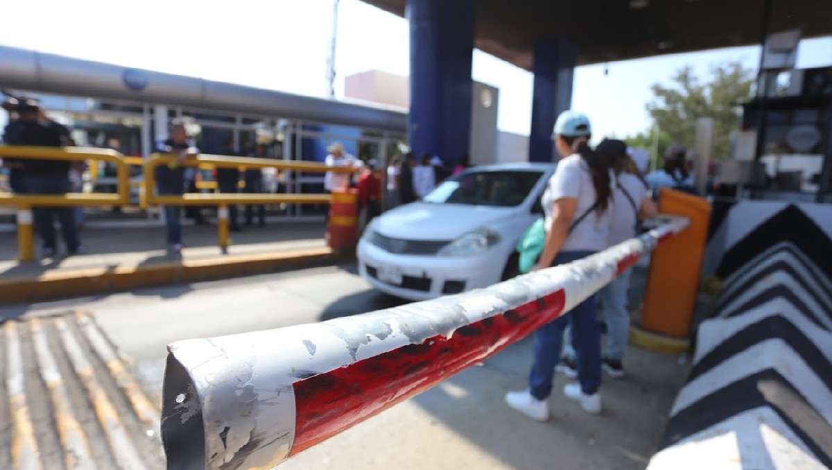 Ciudadano se manifiestan pacíficamente en la caseta de cuota de la autopista Guanajuato-Silao.